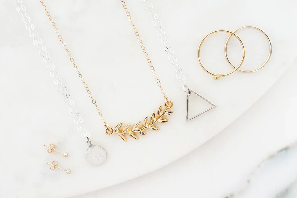 beginners guide minimalist jewellery crop copy 1200x1200